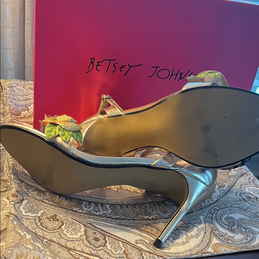 Betsey Johnson Gold Floral Women's Heels - Picture 2 of 6